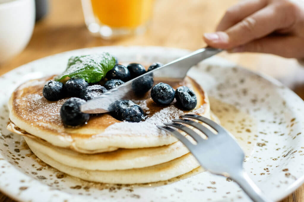 Fluffing Pancakes mit Blaubeeren und Ahornsirup